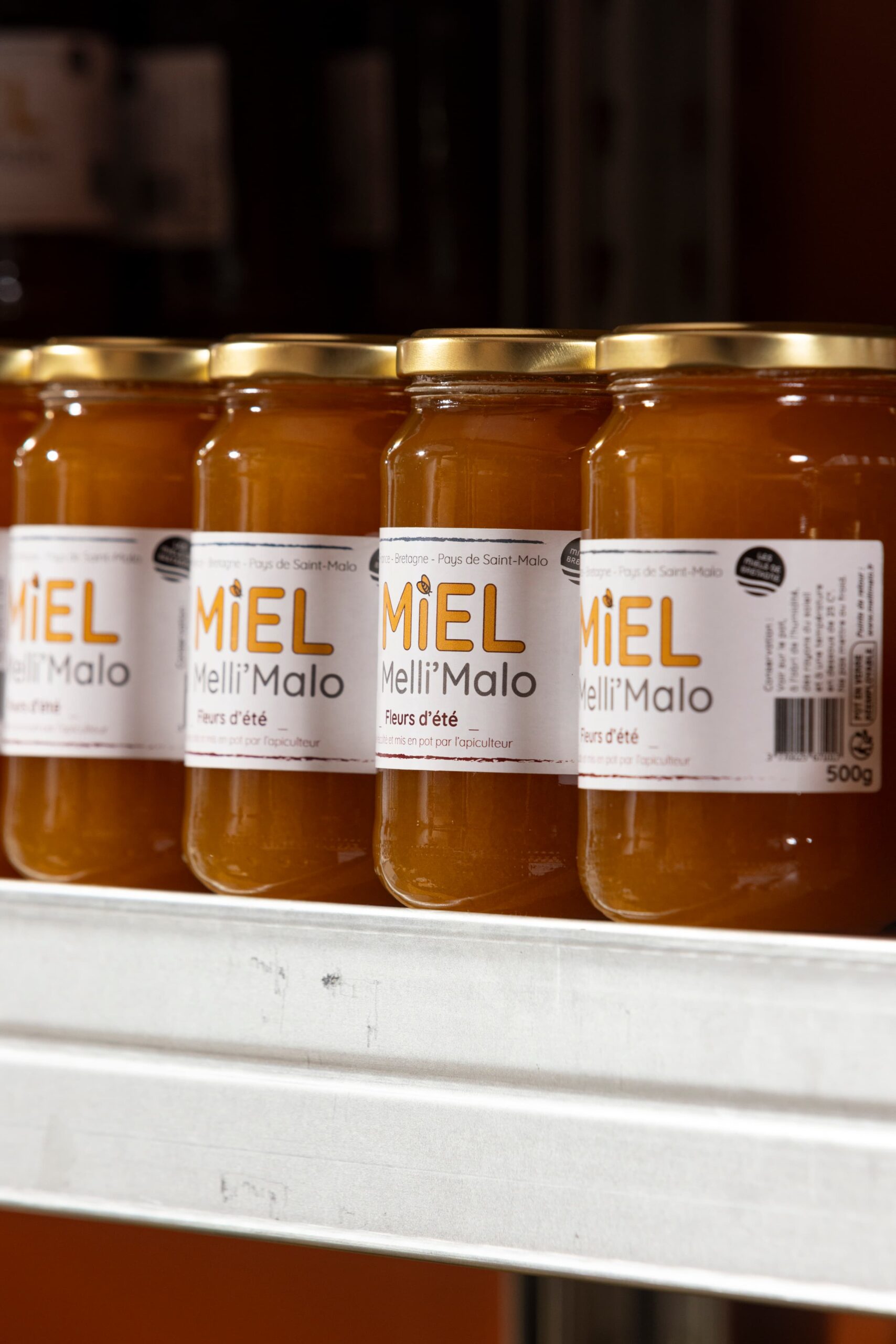 Pots de miel melli'malo dans les rayons d'un commerce